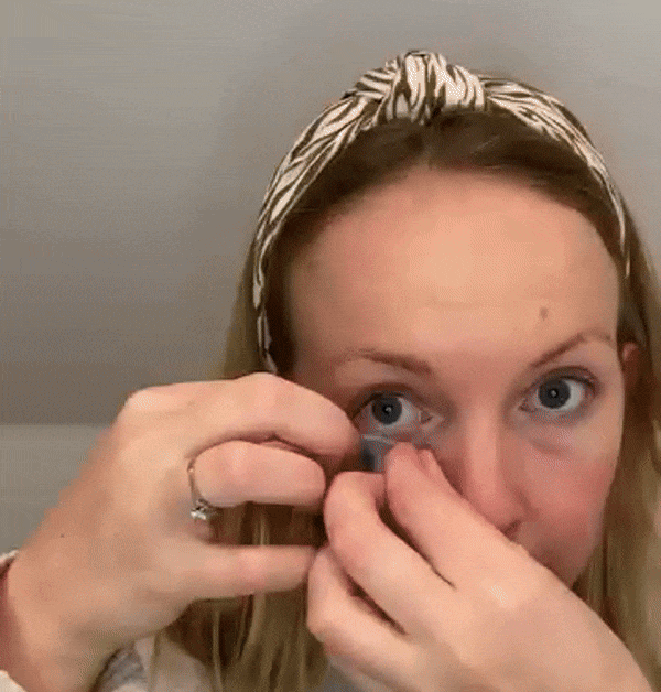 Kvinna applicerar Clearskins återfuktande kollagenmask – Ansiktsmask med kollagen för intensiv återfuktning och hudföryngring.