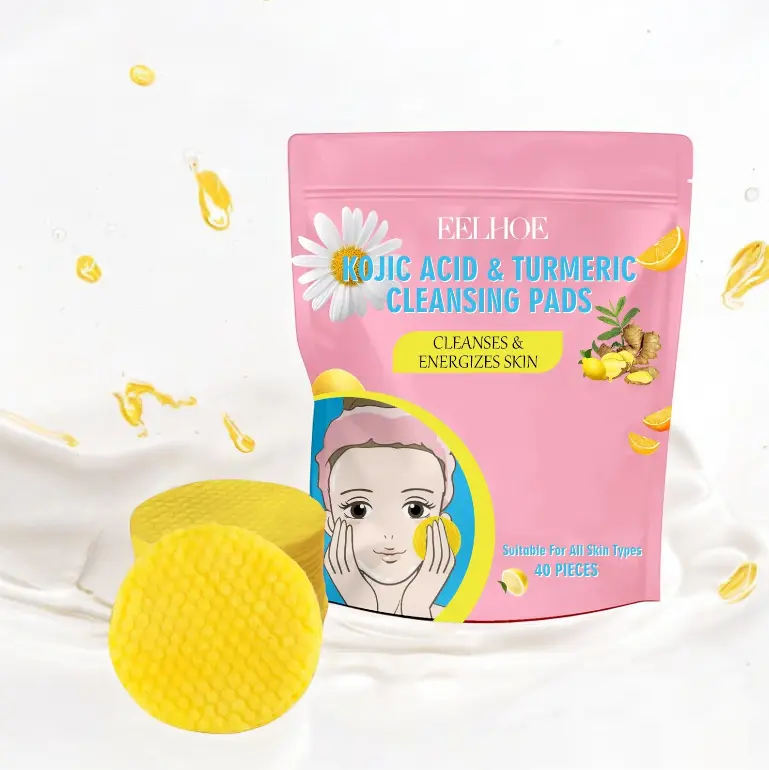 Förpackning av EELHOE Kojic Acid & Turmeric Cleansing Pads, visad med två gula rengöringspads, på en bakgrund med stänk av citron och mjölk. Texten på förpackningen betonar att produkten rengör och ger energi till huden, lämplig för alla hudtyper, innehåller 40 stycken.